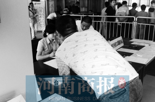 戴著耳機(jī)工作，挺“愜意”