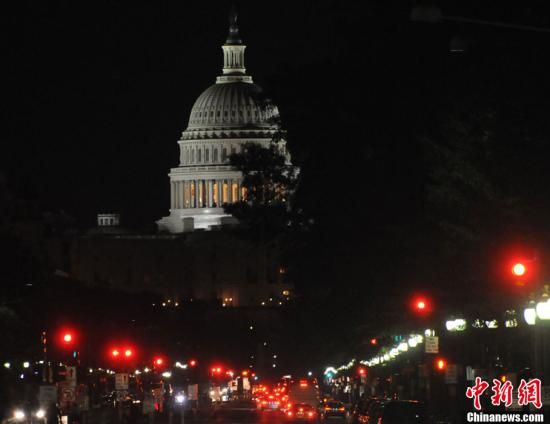 入夜后國會山前警燈一片，加強警戒。中新社發(fā) 德永健 攝
