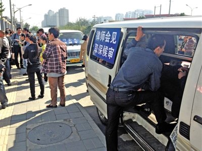 昨日，朝陽(yáng)區(qū)看守所門(mén)前有人排隊(duì)。大門(mén)外還停有多輛寫(xiě)有“律師會(huì)見(jiàn)”字樣的車(chē)。