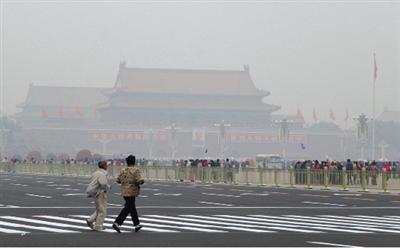 9月29日，游客行走在天安門廣場西側(cè)路上，當(dāng)日霧霾嚴(yán)重。