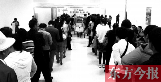 昨日上午，鄭州市社保辦事大廳，辦事的群眾排起長隊