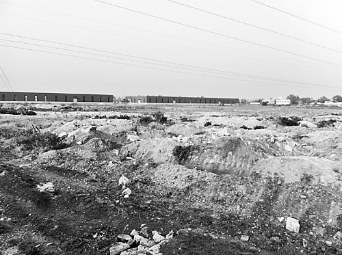 兩年半時間里，空曠的院子里，只有北側建成了兩棟空空的廠房。