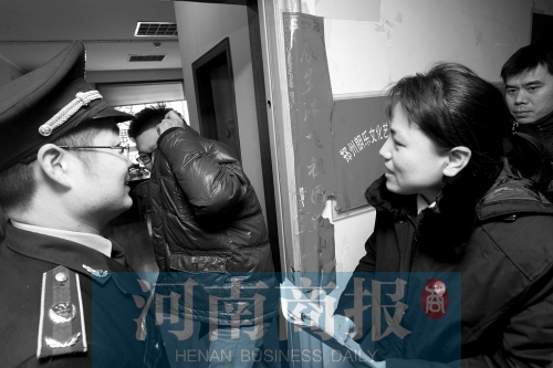 城管巡回法庭法官，到因違反城市管理的受罰當(dāng)事單位送傳票