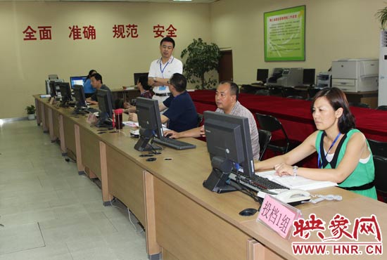 今年我省高招錄取工作正在平穩(wěn)正常開展，圖為投檔組工作人員。