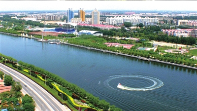 清澈的運(yùn)河水及兩岸綠色。