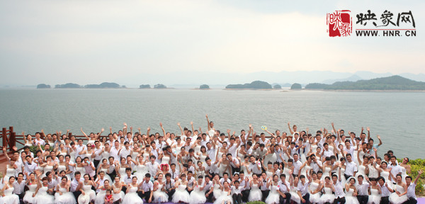 初夏喜宴八方客,千島笑迎粉佳人。