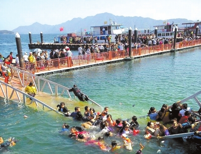 昨天，廬山西海景區(qū)過橋塌陷，致十數(shù)名游客落水。圖/東方IC