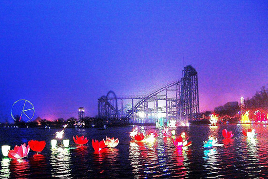 世紀(jì)歡樂(lè)園公益圣誕　一票能進(jìn)兩次