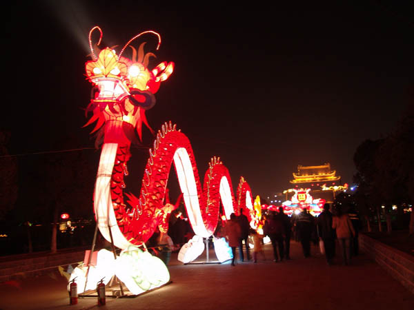 2014年中國·開封龍亭大型迎春燈會(huì)璀璨開幕