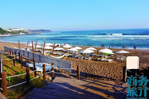 有一段偶來小路經過新羅酒店所在的沙灘。