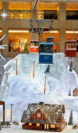 為了別出心裁,商場不惜花重金在商場里打造冰雪世界。