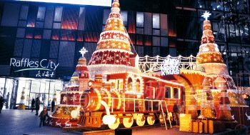 北京商場做圣誕裝飾,越來越花血本。