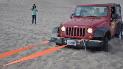 在沙漠中行駛車(chē)速不夠快就會(huì)陷入沙子中,難以動(dòng)彈