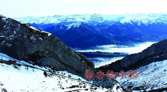  齒軌火車(chē)在皮拉圖斯山上穿行，如同紅色的龍?jiān)谏街杏芜? complete=