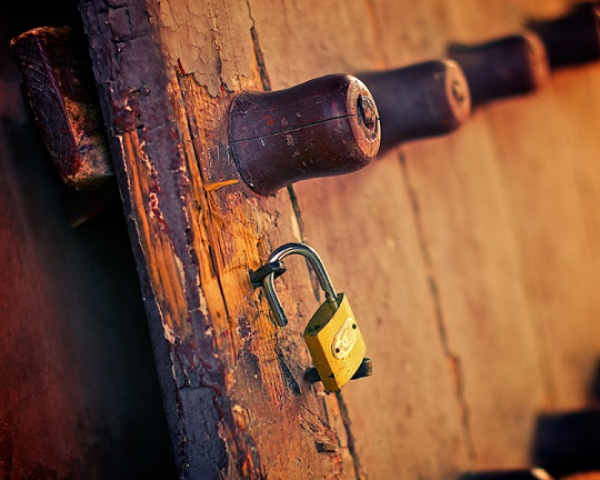 木門斑駁、銅鎖閑掛