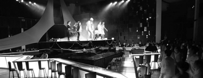 　　晚上的clubmed里有各種歡樂演出。　