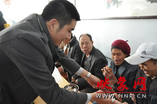 　　“韓胖子”千只茶香雞茶香鴨捐贈環(huán)衛(wèi)工人、農(nóng)民工學(xué)子和鄭州市社會福利院。