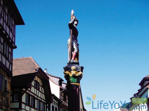 　　在那個(gè)春日艷陽(yáng)的午后,一艘白色的游船在幽藍(lán)的圖恩湖上緩行。