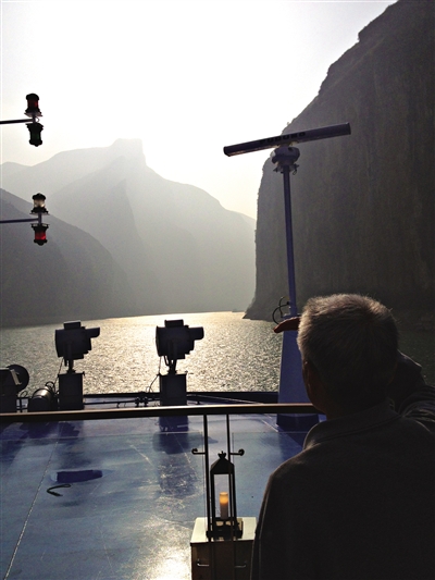 　　游客在游輪上遠(yuǎn)眺三峽風(fēng)光。