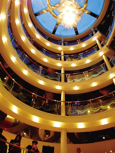 　　上下7層全部打通的大廳。