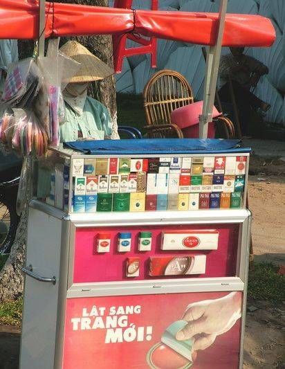 　煙攤，越南街頭隨處都是這樣的流動(dòng)小攤。