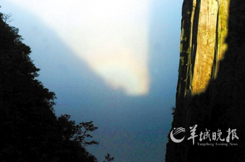 武功山四絕之一的“云海佛光”在大雨過后出現(xiàn)。