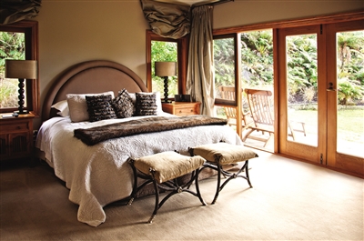 酒店住宿頗具特色,窗外就是 新西蘭的美麗景色。