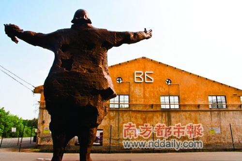 　　紅專廠有著時(shí)代的銹跡,明晚將和新銳的電子音樂(lè)碰撞