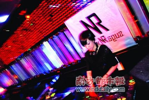 　　在戶外聽(tīng)電子音樂(lè)與在夜店聽(tīng)的感覺(jué)肯定不同