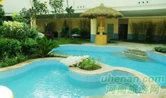 深秋去堯山賞紅葉、泡溫泉、拜大佛