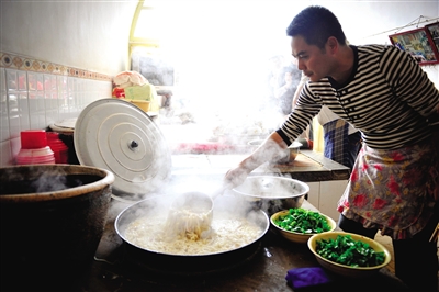 榆林的羊雜湯總是要加上大量的粉條。