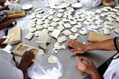 面花是黃驊最有特色的一種面食，常見于各種禮事和節(jié)日宴席上，充滿了儀式感。