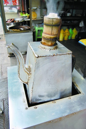 青巖古鎮(zhèn)的糕粑稀飯。