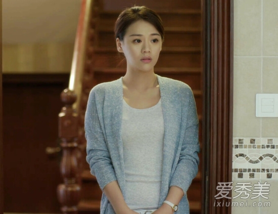 灰色開(kāi)衫內(nèi)搭圓領(lǐng)的米色T恤，優(yōu)雅知性