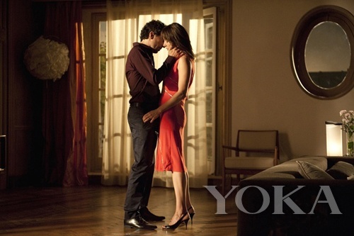 基本款用漿果色散發(fā)女人味，腰間的獨(dú)特設(shè)計更添風(fēng)情