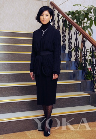 日劇《真我霓裳》中，飾演時裝大師的黑木瞳