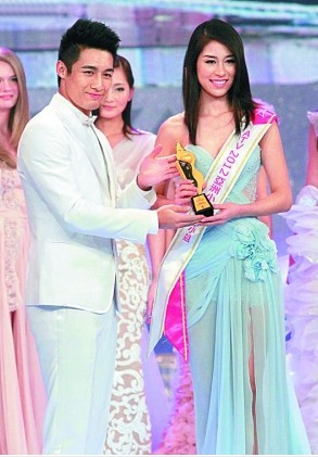 翟威廉負責(zé)頒獎給"友誼小姐"倪淑君