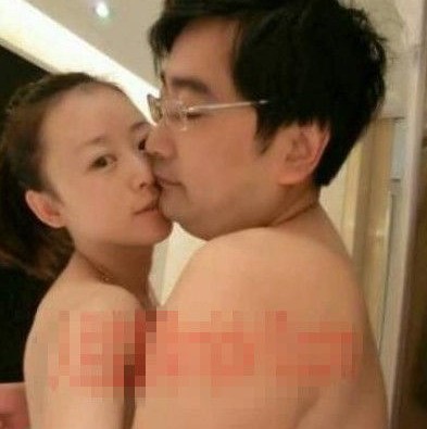 女主播紀(jì)某與國家檔案局官員范某。