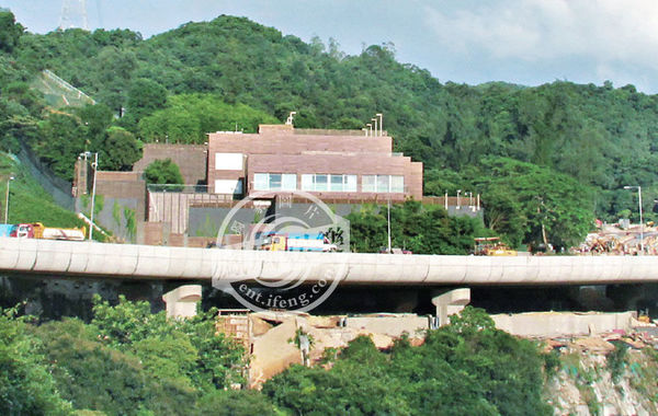 據(jù)悉，“皇宮”有3層高、分前后兩座大宅。前座兩層是邢家的游樂場，地下一層分別設(shè)有室外及室內(nèi)泳池，