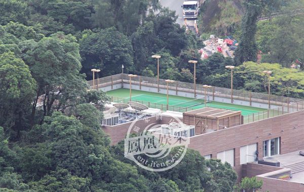 林青霞1994年6月29日嫁給香港商人邢李源，淡出影壇。林青霞婚后樂于相夫教女，其丈夫于2010年退