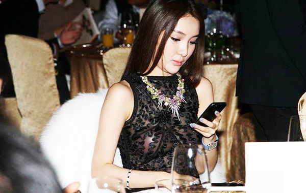 2013年11月30日，郭美美出席保利珠寶拍賣活動，現(xiàn)場郭美美一席透視的上衣性感現(xiàn)身，胸前乳貼顯露無