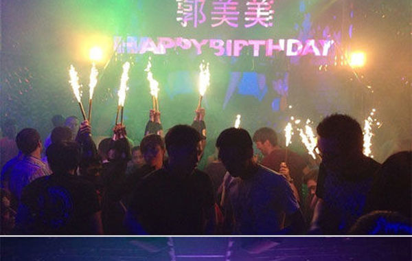 2013年6月16日下午，郭美美在網(wǎng)上曬出一組慶生照。通過照片可以看出，酒吧的巨大舞池中燃放焰火