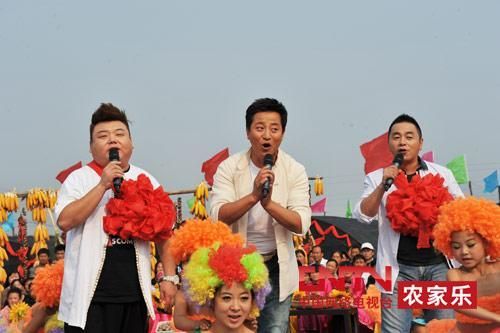 央視7套《鄉(xiāng)村大世界》節(jié)目主持人，左一為劉剛