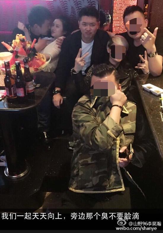 田源朋友辟謠稱左側抱著女子親吻的是田源的發(fā)小，女子的男友。