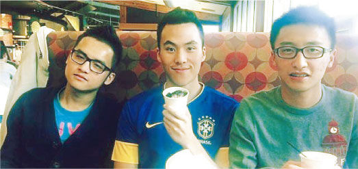 何猷啟在微博上載他在波士頓讀書的照片，與同學(xué)的生活很普通