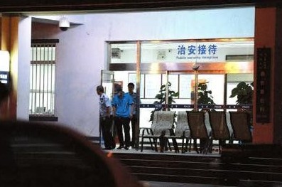 釋小龍走出派出所。