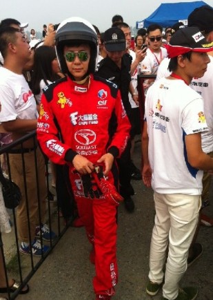 李晨撞車(chē)后看起來(lái)并無(wú)大礙，調(diào)整狀態(tài)繼續(xù)比賽。