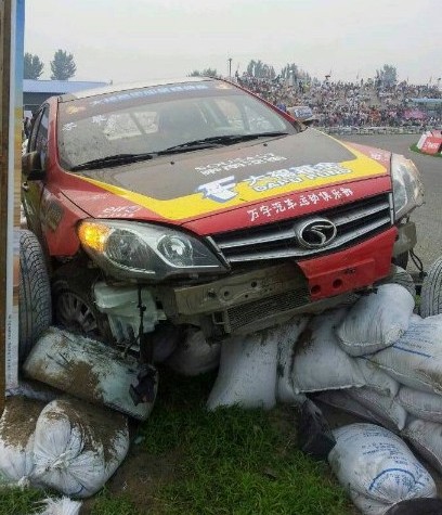 　賽車(chē)損壞嚴(yán)重基本報(bào)廢