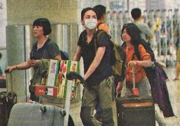 一身樸素打扮的王菲推桃回京。