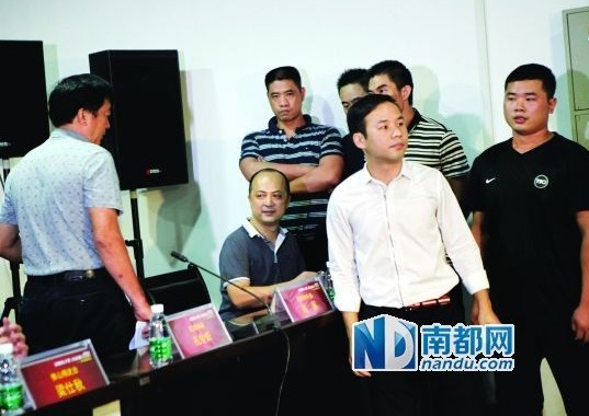 佛山精武會會長梁旭輝在弟子保護下來到現場。